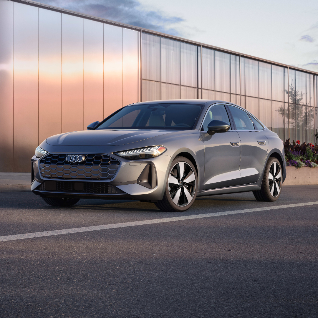 Left profile view of an Audi Q7 parked.